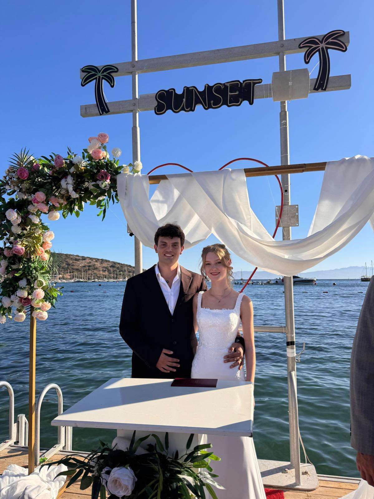 Bodrum’da Film Gibi Aşk, İngiliz Ekonomist, Barda Tanıştığı Türk Genciyle Evlendi 3